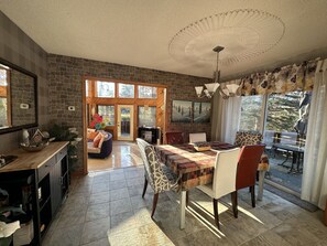 TV connectée, cheminée, livres, écrans d'ordinateur