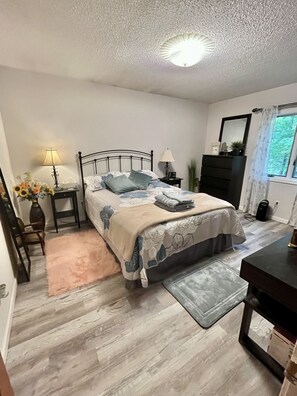 3 soverom, skrivebord, strykejern/-brett og reiseseng for barn