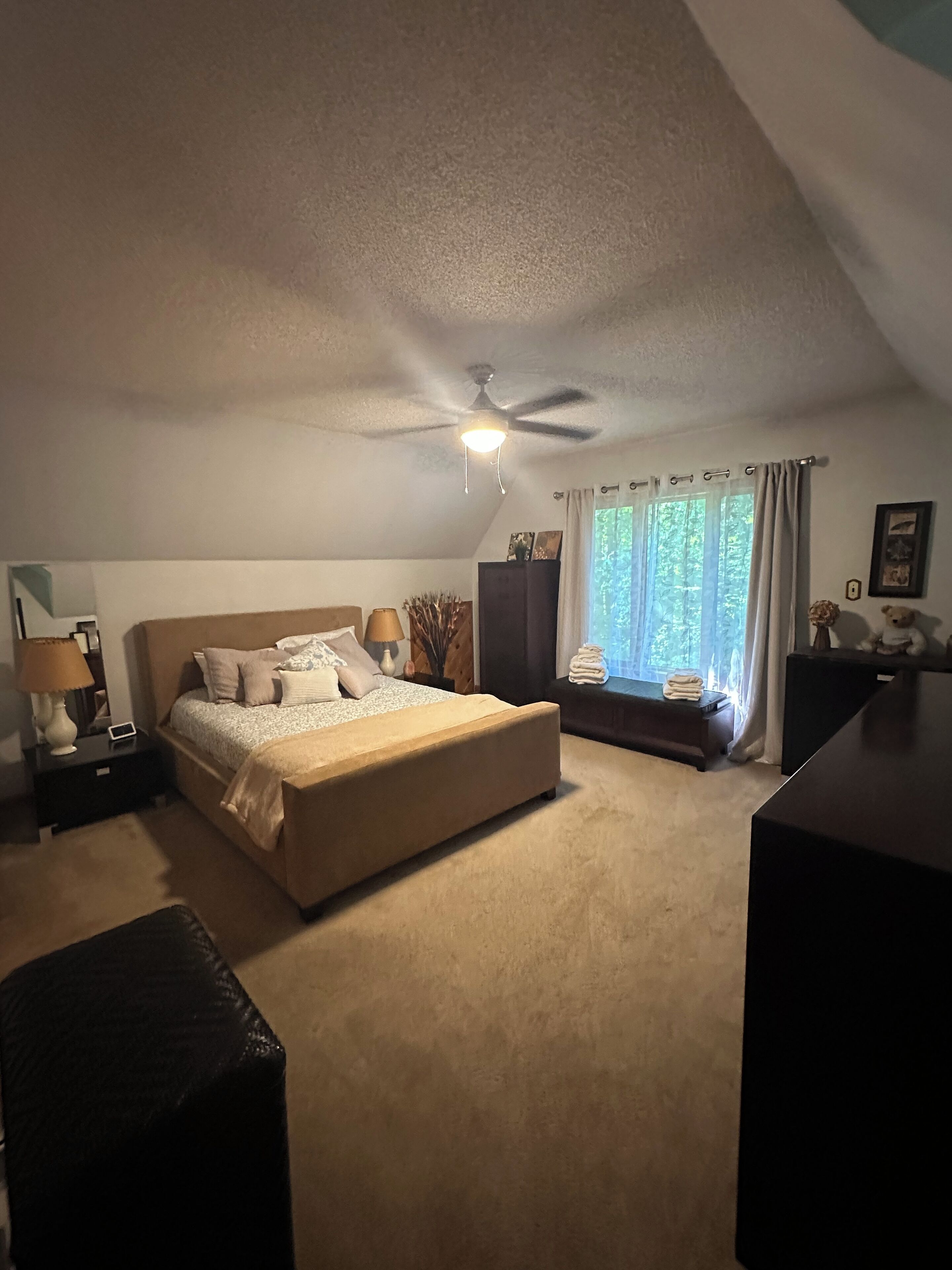 3 habitaciones, escritorio y tabla de planchar con plancha 