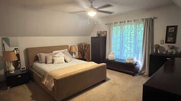 3 habitaciones, escritorio y tabla de planchar con plancha