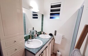 Dusche, Haartrockner, Handtücher