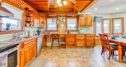 Niagara Farmhouse Cottage with Attic & heated Pool