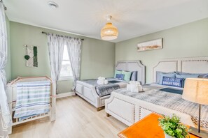 4 bedrooms, travel crib, free WiFi, bed sheets - Niagara Falls Farmhouse Cottage • Heated Pool • Cozy Loft (Niagara Falls)