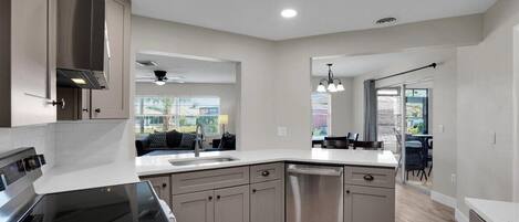 Frigorifero, microonde, forno, piano cottura