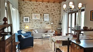 Cottage tiện nghi đơn giản | Khu phòng khách