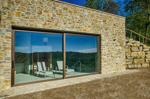 Sauna, hot tub, steam room