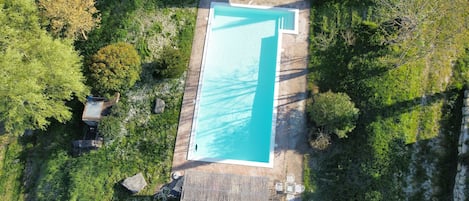 Piscina interna, piscina externa sazonal, guarda-sóis, espreguiçadeiras
