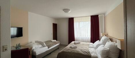 Standard Triple Room | Desk, free WiFi