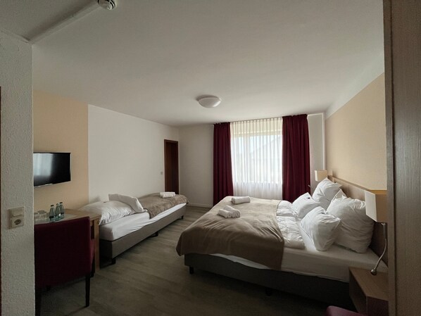 Standard Triple Room | Desk, free WiFi
