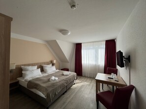 Basic Suite | Desk, free WiFi