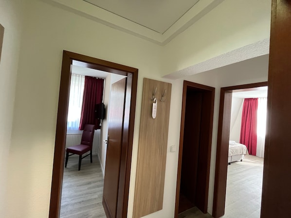 Basic Suite | Desk, free WiFi