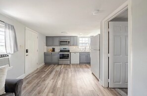 Microwave, oven, stovetop, dishwasher - Cozy 1 bedroom apartment, 7 minutes away from the French Quarter!  (New Orleans)