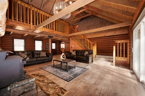 Luxury,Log Cabin 65ac. of private forest, trails,sauna,hot-tub. Baughman Park.
