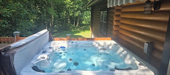Luxury,Log Cabin 65ac. of private forest, trails,sauna,hot-tub. Baughman Park.
