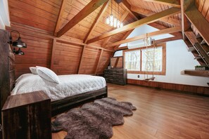 5 bedrooms, WiFi, bed sheets - Luxury,Log Cabin 65ac. of private forest, trails,sauna,hot-tub. Baughman Park. (Frazeysburg)