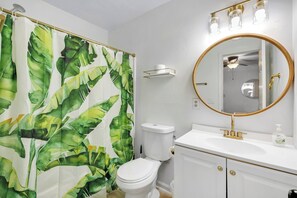 Dusch, hårtork, handdukar och tvål