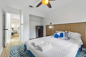 4 slaapkamers, een bureau, een strijkplank/strijkijzer, wifi