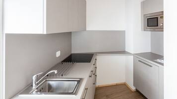 Frigorifero, microonde, piano cottura, lavastoviglie