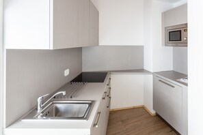 Réfrigérateur, micro-ondes, plaque de cuisson, lave-vaisselle