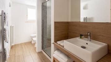 Dusche, Haartrockner, Bidet, Handtücher