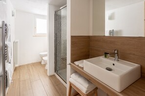 Dusche, Haartrockner, Bidet, Handtücher