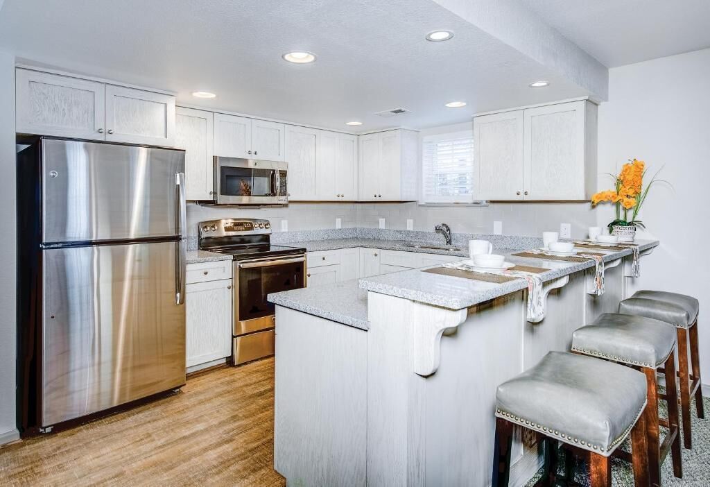 Fridge, microwave, stovetop, dishwasher