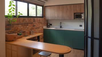 Habitación doble Premier | Área de sala de estar | Smart TV y impresora