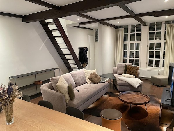 Een smart-tv en een open haard