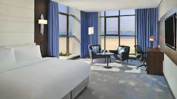 Suite, 1 habitación, vista al mar | Caja de seguridad en la habitación, escritorio y cortinas blackout