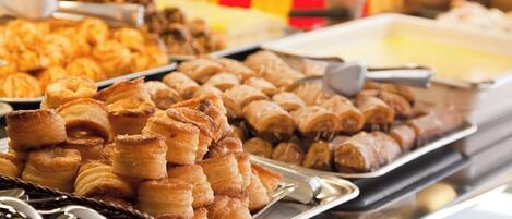 Un bufé con diversos pasteles y postres.