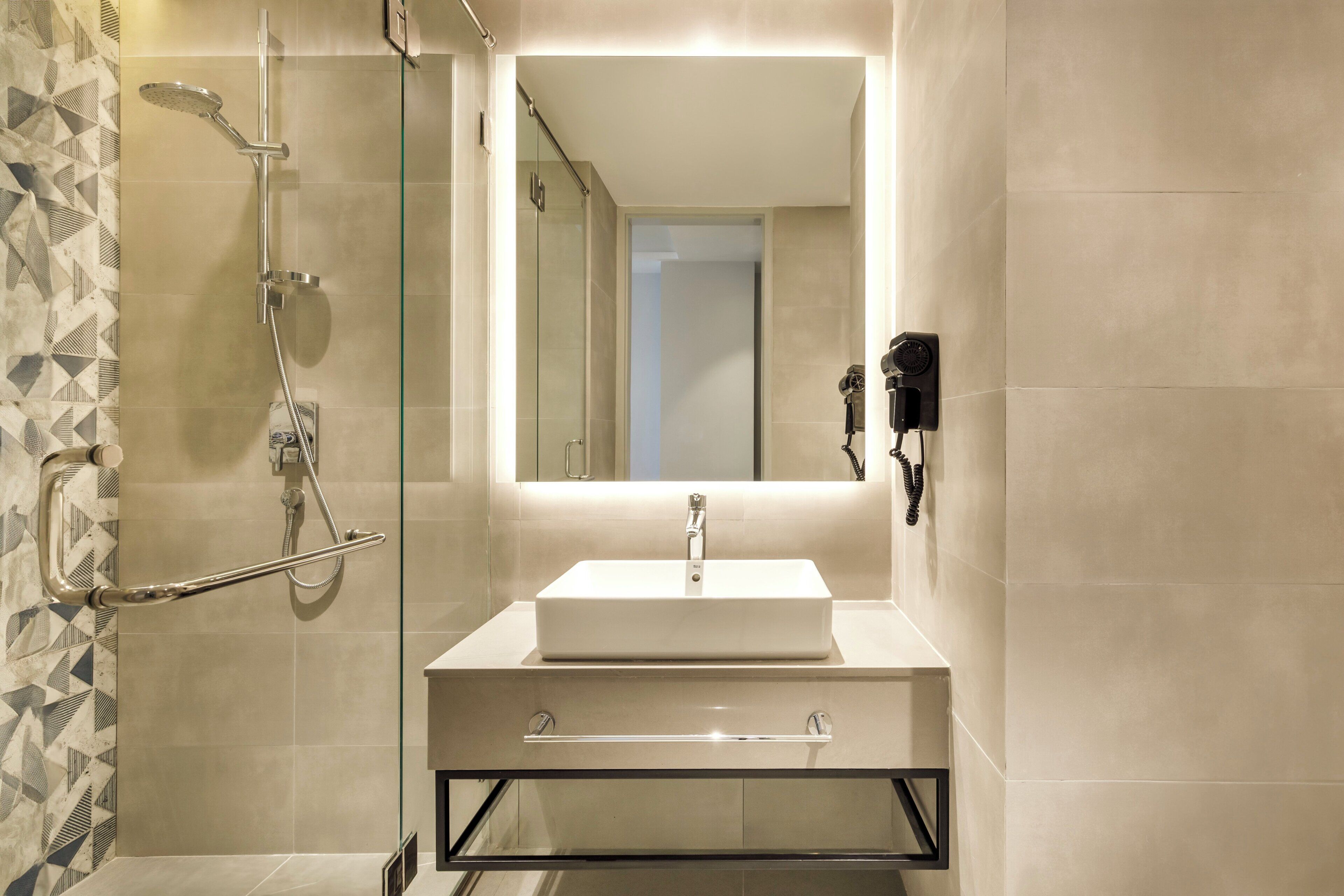 Shower, rainfall showerhead, free toiletries, hair dryer