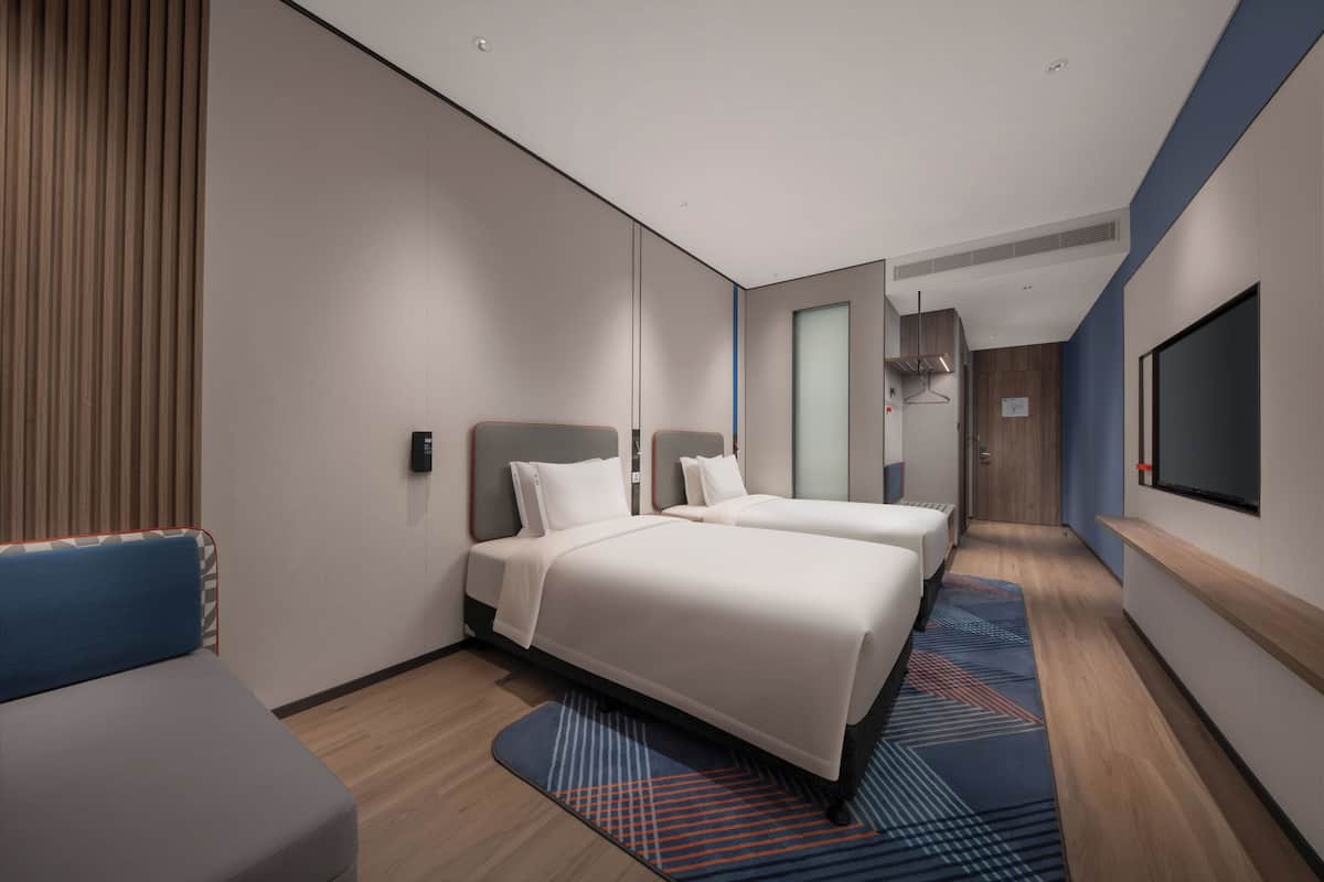 Premium bedding, down duvets, desk, blackout curtains