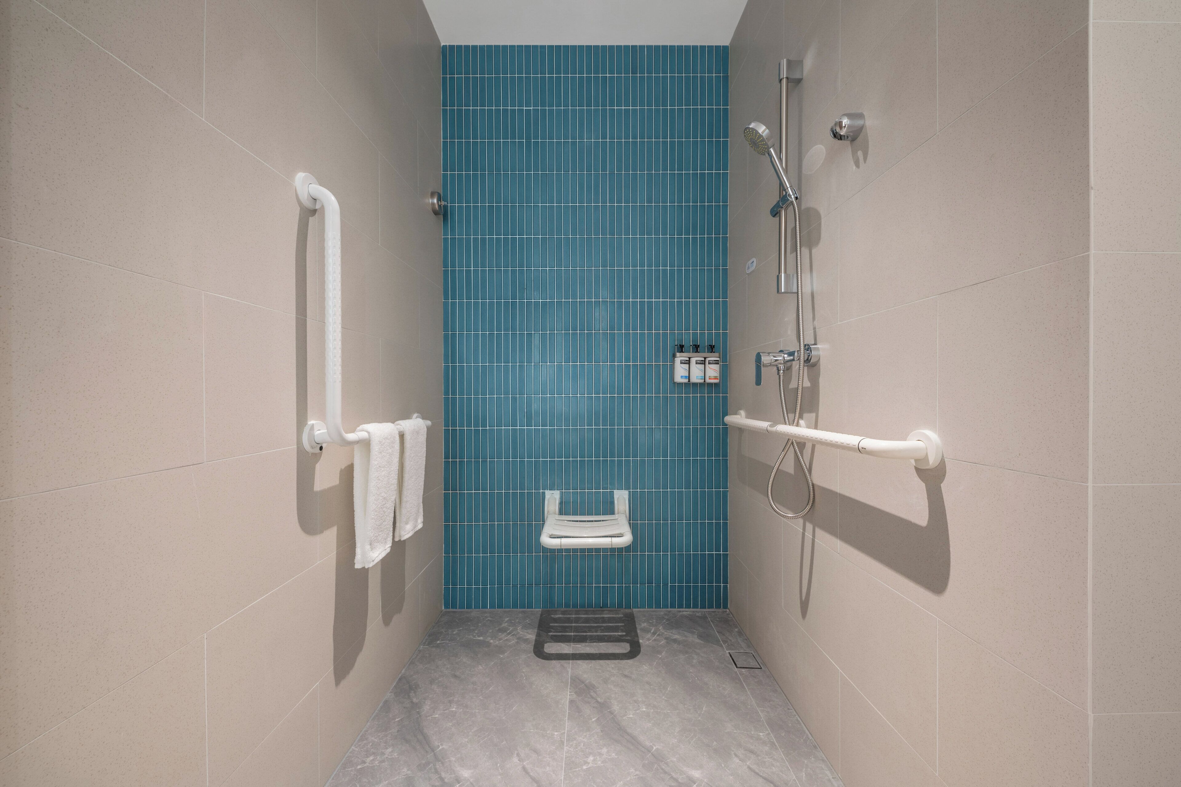Habitación estándar, 1 cama de matrimonio grande, accesible para personas con discapacidad | Baño | Ducha y cabezal de ducha con hidromasaje