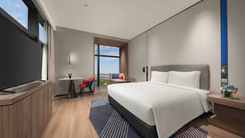 Quarto standard, 1 cama King (Extra Floor Space) | Roupas de cama premium, edredons de pluma, escrivaninha