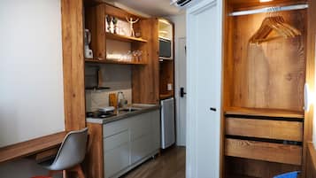 Kühlschrank, Mikrowelle, Herdplatte, Wasserkocher mit Kaffee-/Teezubehör