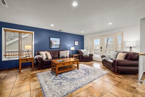 Una televisión, una mesa de tenis de mesa