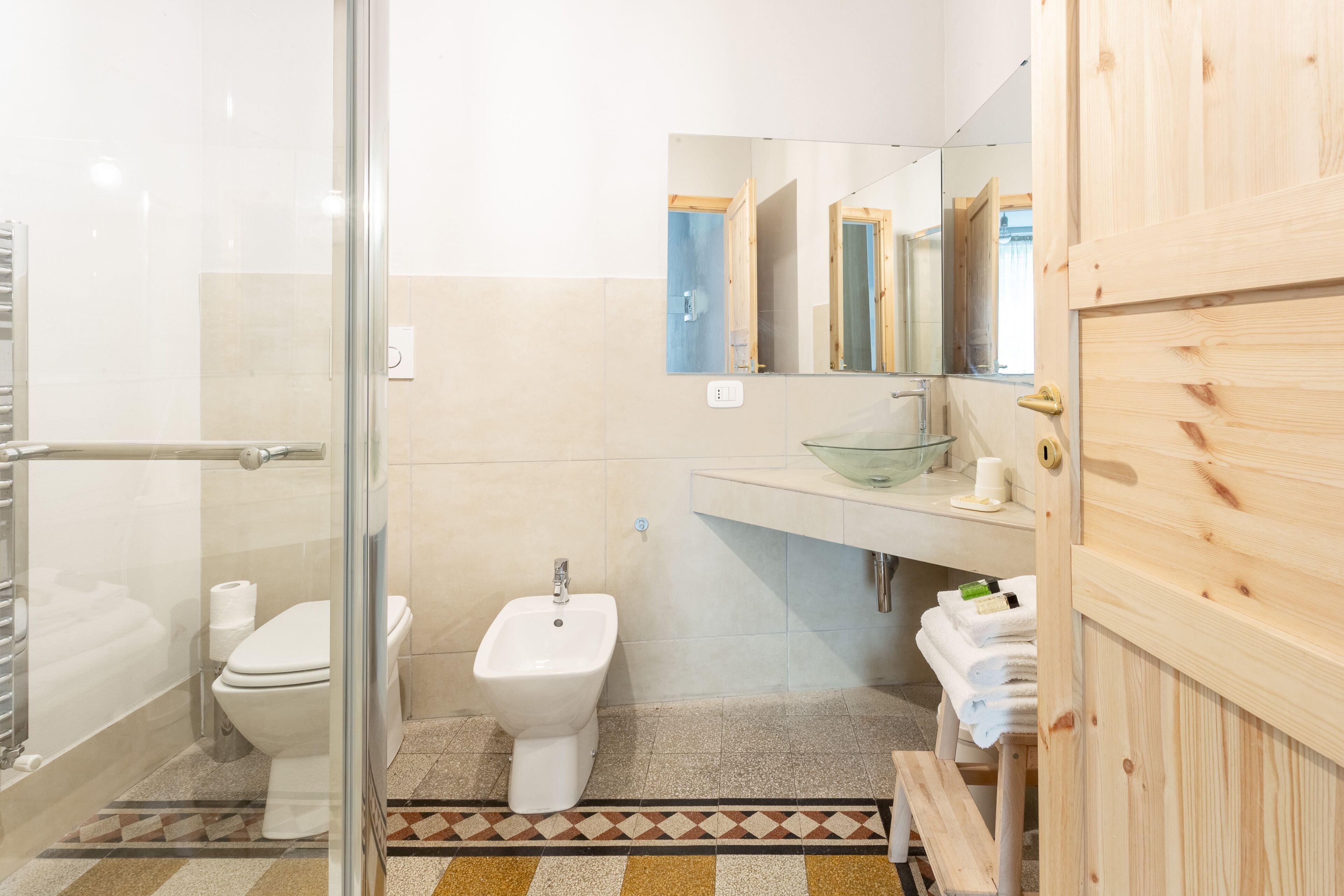 Dusche, Haartrockner, Bidet, Handtücher