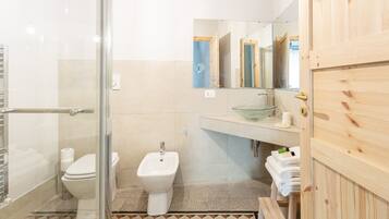 Dusche, Haartrockner, Bidet, Handtücher