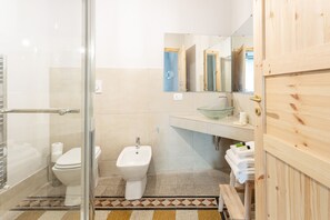 Dusche, Haartrockner, Bidet, Handtücher