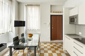 Fridge, microwave, stovetop, dishwasher