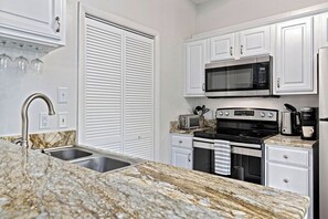 Fridge, microwave, oven, dishwasher - Walking Distance to Ski Slopes! Cozy Condo that sleeps 4! (Wintergreen Resort)