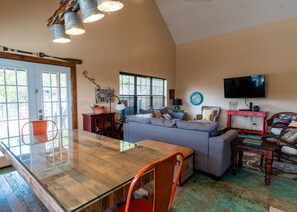 TV - Absolute Paradise •Sleeps 15 w/3bdrm•Pool & Patio•FREE Frio Access@ConcanVIP (Concan)
