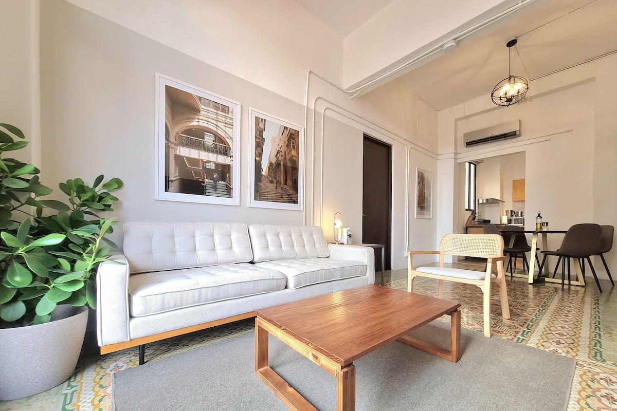 Appartement (1A) | Woonruimte | Een 32-inch smart-tv met digitale zenders