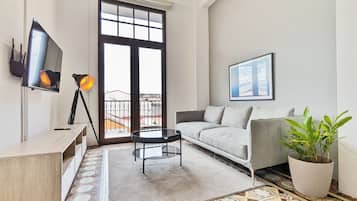 Appartement, 2 slaapkamers (1C) | Woonruimte | Een 32-inch smart-tv met digitale zenders