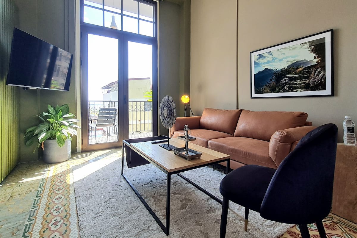 Appartement (3B) | Woonruimte | Een 32-inch smart-tv met digitale zenders