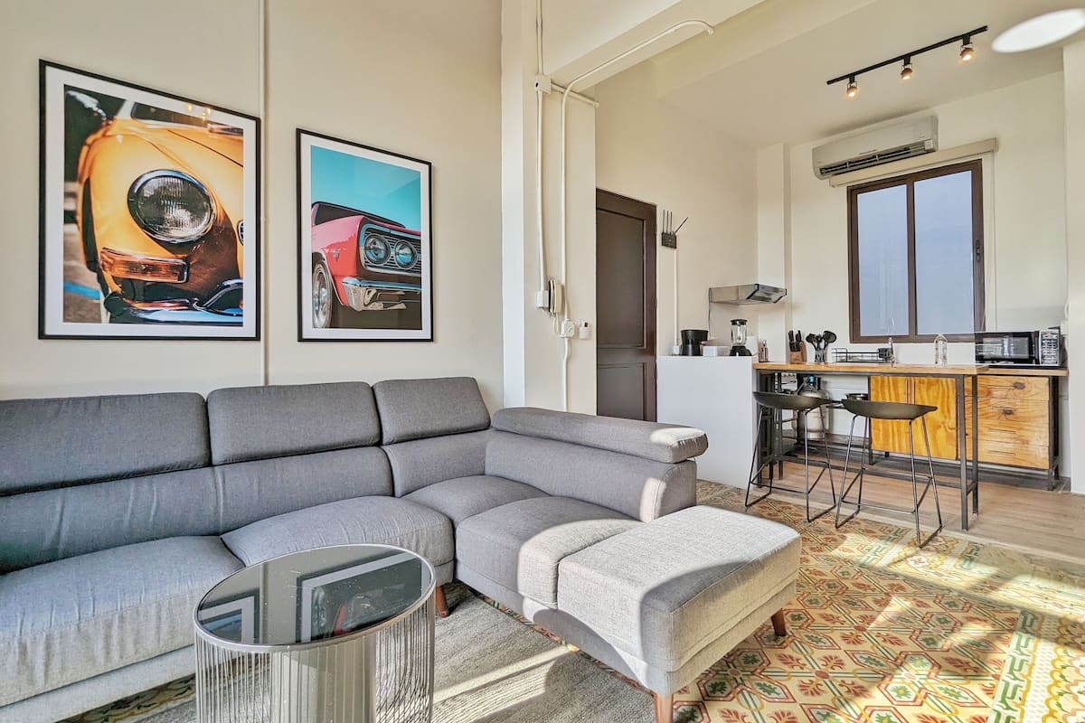 Appartement (1B) | Woonruimte | Een 32-inch smart-tv met digitale zenders