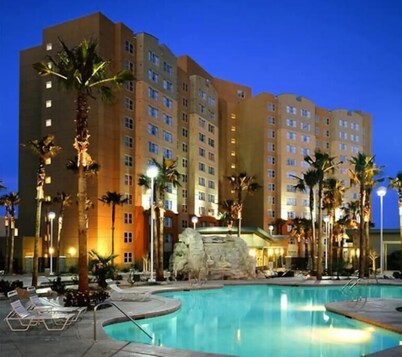 Grandview at Las Vegas SUPER BOWL Sleeps 4, 1 King and 1 Queen Sofa Bed Suite
