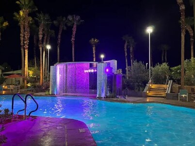 Grandview at Las Vegas SUPER BOWL Sleeps 4, 1 King and 1 Queen Sofa Bed Suite
