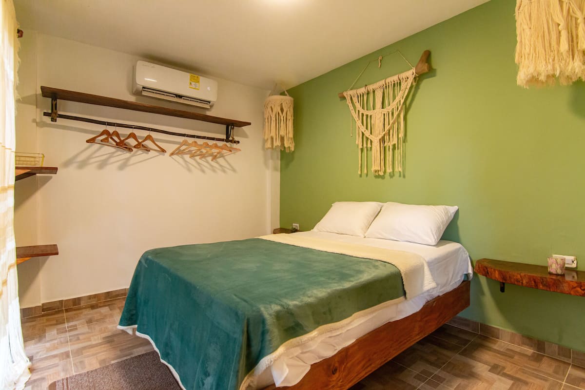Slaapzaal, 1 slaapkamer, uitzicht op tuin, langs het strand | Luxe beddengoed, donzen dekbedden, individueel gedecoreerd