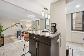 Appartement Premium | Cuisine privée | Réfrigérateur, micro-ondes, four, plaque de cuisson